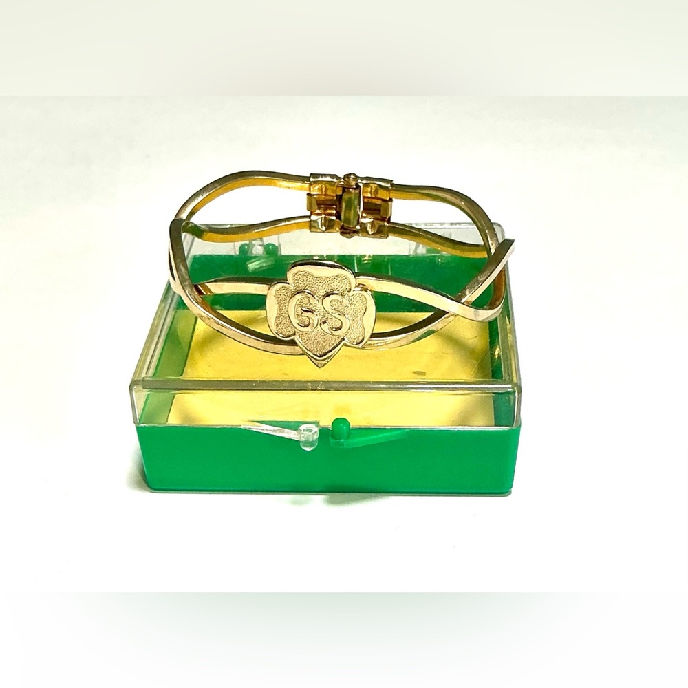 Girl Scout Bracelet w/Original Box. Gold-tone. VTG 1970-71. Excellent condition